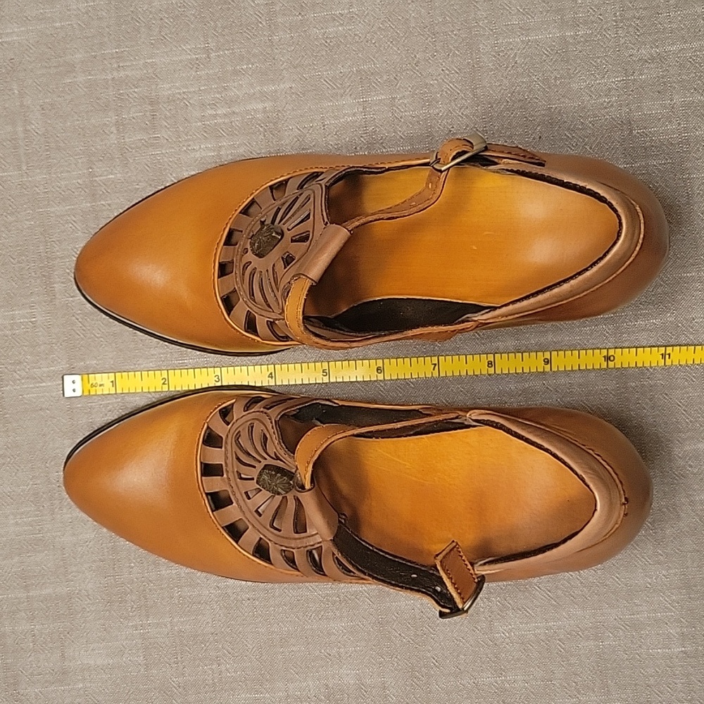 Gorgeous Retro Leather Mary Jane Pumps - Picture 5 of 16
